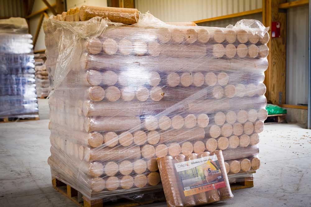 Bûches de bois densifiées en palette